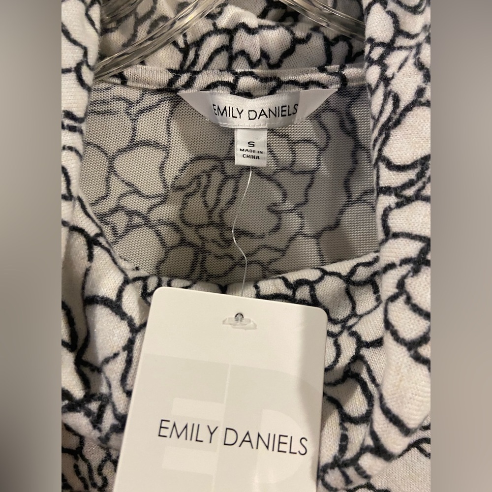 EMILY DANIELS Black & white Fleece Blouse Size S. NWT. Super Soft - Picture 2 of 3